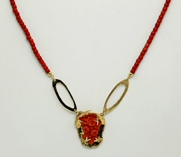 Coral and gold rose-engraved necklace - 750‰ gold