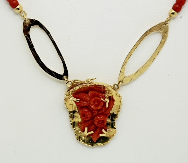 Coral and gold rose-engraved necklace - 750‰ gold - Image 2