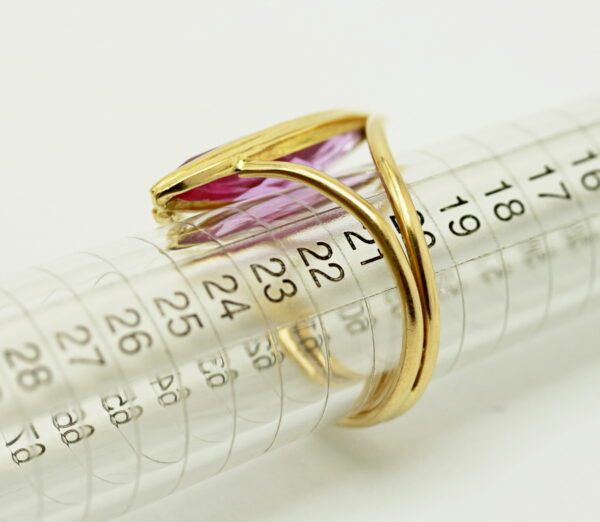 Vintage 1960's pink synthesis stone ring - 750‰ gold - Image 2