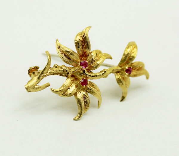 Flower brooch with 3 natural rubies - 750‰ gold