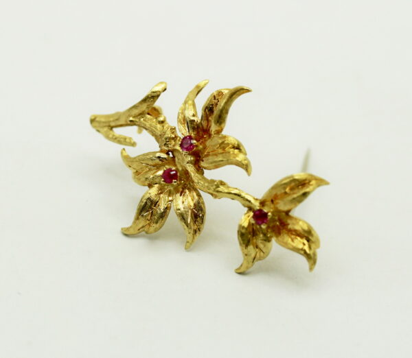 Flower brooch with 3 natural rubies - 750‰ gold - Image 2