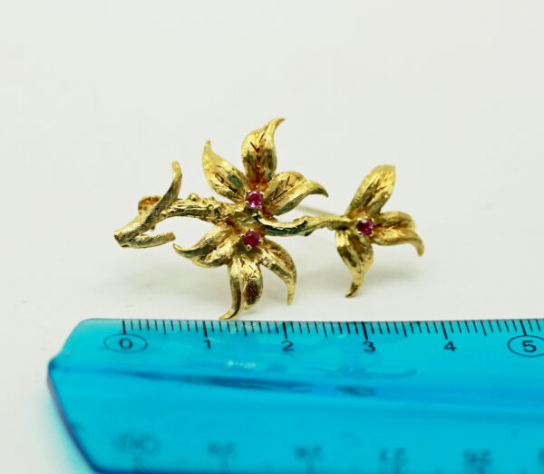 Flower brooch with 3 natural rubies - 750‰ gold - Image 3