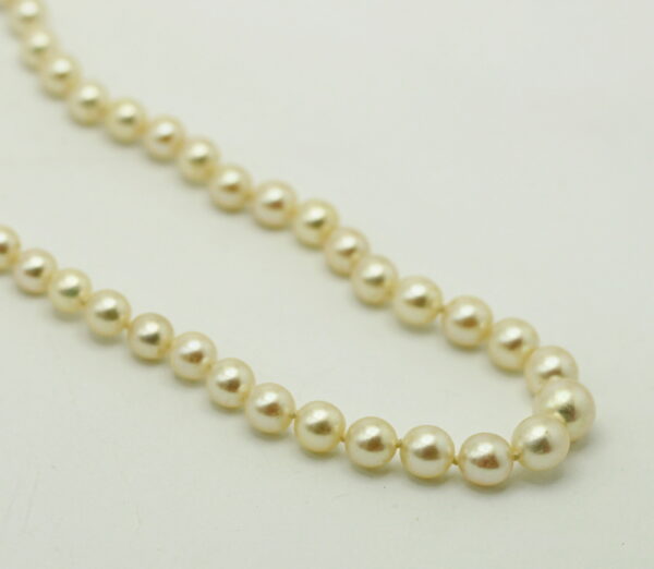 Scaled white Akoya pearl necklace - 750‰ white gold clasp with sapphire - Image 4