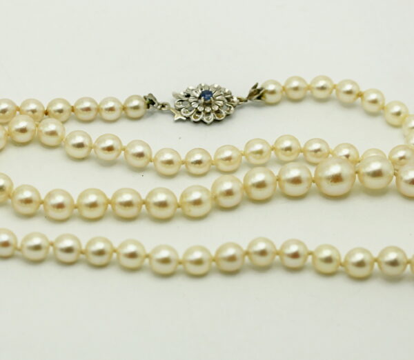 Scaled white Akoya pearl necklace - 750‰ white gold clasp with sapphire - Image 5