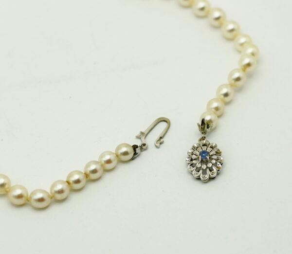 Scaled white Akoya pearl necklace - 750‰ white gold clasp with sapphire - Image 6