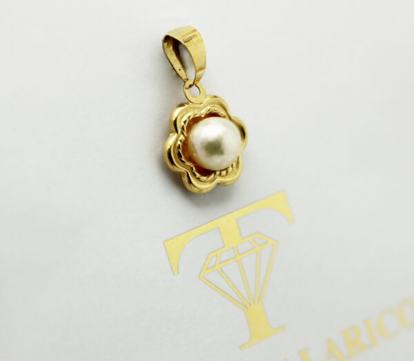 Flower pendant with akoya pearl - 750‰ yellow gold