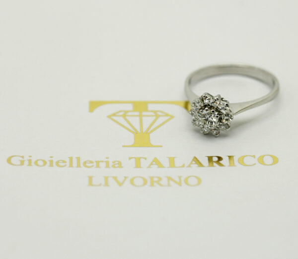 Anello margherita brillanti - oro bianco 750‰ - immagine 4