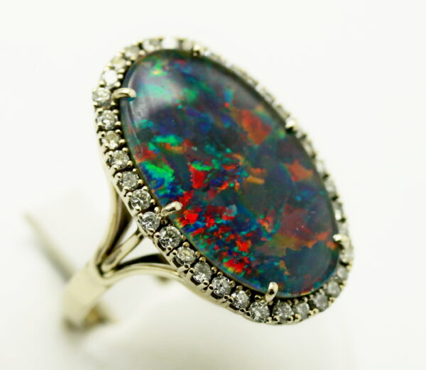 Oval opal ring and diamond outline - K.14 white gold