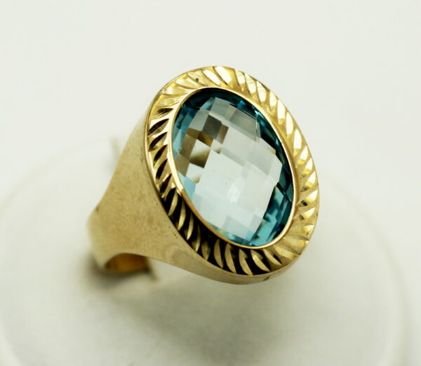 Anello chevalier zirconia kubic azzurra - oro giallo 375‰