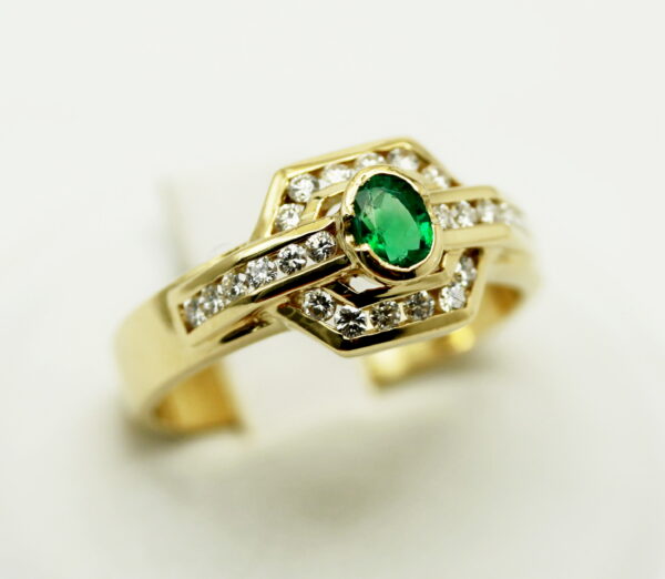 Emerald and diamond ring - 750‰ yellow gold